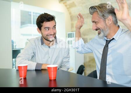 portrait de deux hommes d'affaires buvant Banque D'Images