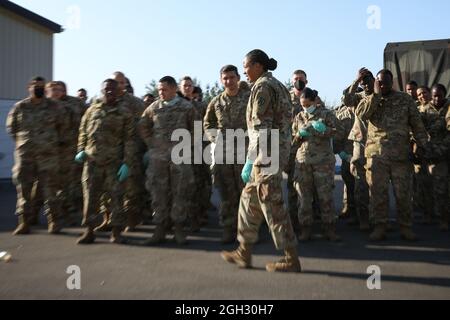 Armée des États-Unis 1er Sgt. Jacinta Moore, de la Compagnie du quartier général et du quartier général du 21e Bataillon des troupes spéciales, prépare des soldats à l'appui de l'opération alliés refuge le 02 septembre 2021 à la base aérienne de Ramstein, en Allemagne. Les soldats du 21e commandement du soutien du théâtre ont contribué à fournir la sécurité, la nourriture, l'abri et d'autres nécessités de base; et le nettoyage au centre de transit de la RAB - tout cela pour préparer les voyageurs de l'Afghanistan à un déplacement ultérieur vers leur destination finale. (É.-U. Photo de l'armée par la SPC. Katelyn Myers) Banque D'Images