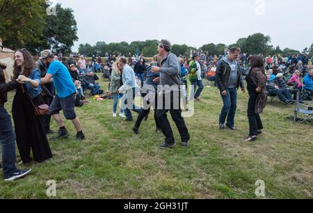 Kirklington, Notinghamshire, Angleterre, Royaume-Uni. 4 septembre 2021. Les amateurs de musique descendent dans le petit village de Kirklington, dans le Nottinghamshire, pour le 14e. International Roots and Acoustic Music Festival avec plus de 40 artistes qui se produisent plus de 4 jours après 15 mois de retard et d'annulations dues à la covid19. Le festival attire quelques-uns des plus grands noms de la scène musicale Roots et Acoustic ainsi que des talents locaux. Crédit : Alan Beastrall/Alay Live News Banque D'Images