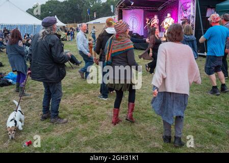 Kirklington, Notinghamshire, Angleterre, Royaume-Uni. 4 septembre 2021. Les amateurs de musique descendent dans le petit village de Kirklington, dans le Nottinghamshire, pour le 14e. International Roots and Acoustic Music Festival avec plus de 40 artistes qui se produisent plus de 4 jours après 15 mois de retard et d'annulations dues à la covid19. Le festival attire quelques-uns des plus grands noms de la scène musicale Roots et Acoustic ainsi que des talents locaux. Crédit : Alan Beastrall/Alay Live News Banque D'Images