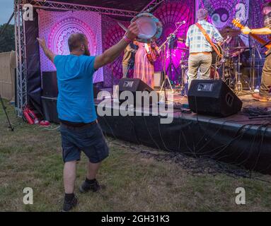 Kirklington, Notinghamshire, Angleterre, Royaume-Uni. 4 septembre 2021. Les amateurs de musique descendent dans le petit village de Kirklington, dans le Nottinghamshire, pour le 14e. International Roots and Acoustic Music Festival avec plus de 40 artistes qui se produisent plus de 4 jours après 15 mois de retard et d'annulations dues à la covid19. Le festival attire quelques-uns des plus grands noms de la scène musicale Roots et Acoustic ainsi que des talents locaux. Crédit : Alan Beastrall/Alay Live News Banque D'Images