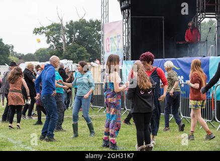 Kirklington, Notinghamshire, Angleterre, Royaume-Uni. 4 septembre 2021. Les amateurs de musique descendent dans le petit village de Kirklington, dans le Nottinghamshire, pour le 14e. International Roots and Acoustic Music Festival avec plus de 40 artistes qui se produisent plus de 4 jours après 15 mois de retard et d'annulations dues à la covid19. Le festival attire quelques-uns des plus grands noms de la scène musicale Roots et Acoustic ainsi que des talents locaux. Crédit : Alan Beastrall/Alay Live News Banque D'Images