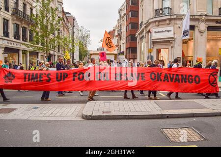 Londres, Royaume-Uni. 4 septembre 2021. Les manifestants de la rébellion d'extinction tiennent une bannière « Save Okavango » à Regent Street pendant la Marche pour la nature le dernier jour de leur campagne de deux semaines pour la rébellion impossible, appelant le gouvernement britannique à agir de manière significative sur la crise climatique et écologique. (Crédit : Vuk Valcic / Alamy Live News) Banque D'Images