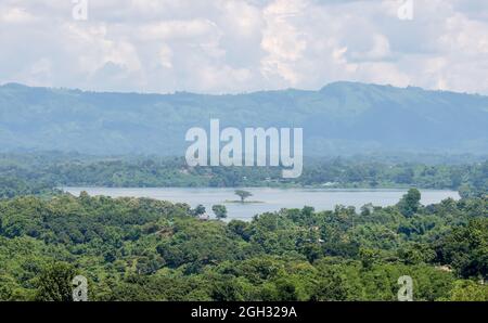 Lac de Kaptai Rangamati, Une beauté de la nature au Bangladesh. Banque D'Images