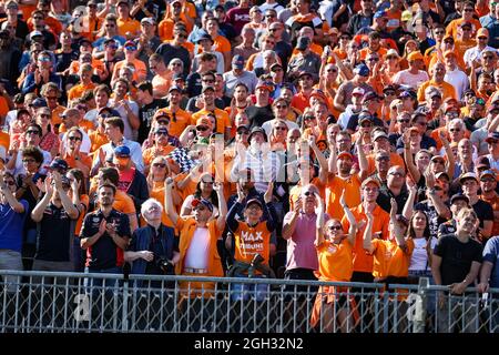 Spectateurs, fans, tribunes, gradins, pendant le Grand Prix néerlandais de Formule 1 Heineken 2021, 13e tour du Championnat du monde de Formule 1 2021 de la FIA du 3 au 5 septembre 2021 sur le circuit Zandvoort, à Zandvoort, pays-Bas Banque D'Images