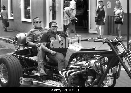 Un couple tourne les têtes alors qu'ils font leur trike moto personnalisée maison à travers le centre-ville de Santa Fe, Nouveau-Mexique. Banque D'Images