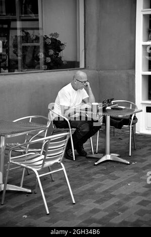 Un homme utilise son ordinateur portable à une table de café en plein air à Santa Fe, Nouveau-Mexique. Banque D'Images