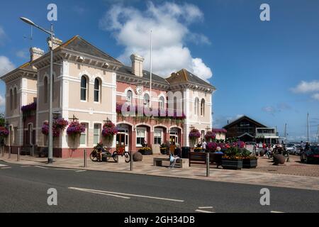 ST AUBIN, JERSEY, ÎLES ANGLO-NORMANDES - 08 AOÛT 2021 : vue extérieure du poste de police, anciennement la gare de St Aubin Banque D'Images