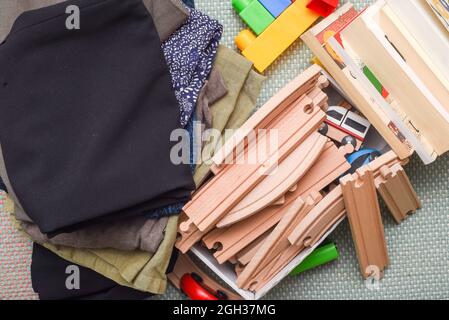 Pile de jouets et de vêtements pour enfants à réutiliser en faisant un don à la charité Banque D'Images