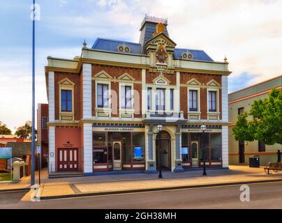 Bâtiment historique de l'hôtel de ville de Mudgee - secteur gouvernemental local de Mudgee shire. Rue de la ville et façade. Banque D'Images