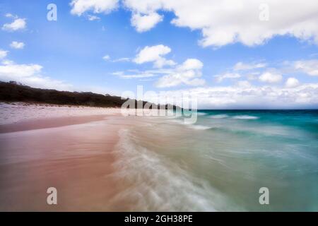 Plage de sable blanc de Chinamans dans la baie australienne de Jervis sur la côte Pacifique - paysage marin pittoresque. Banque D'Images