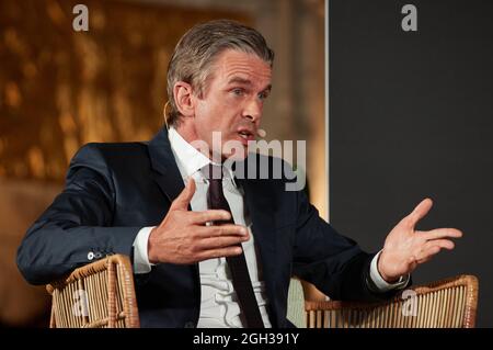 04 septembre 2021, Hambourg: Markus Lanz, modérateur, s'exprime à l'événement "Das Triell: Jan Böhmermann, Markus Lanz et Giovanni di Lorenzo sur le pouvoir et l'impuissance du journalisme politique" au Michel (Hauptkirche Sankt Michaelis). La longue nuit de 'Die Zeit', le journal hebdomadaire 'Die Zeit' a été invité à la longue nuit de 'Die Zeit' 2021 à l'occasion de son 75e anniversaire. Lors de dix événements différents, les auteurs DE ZEIT ont rencontré des personnalités de la science et de la culture, du monde des affaires et de la politique sur des scènes spéciales - sur site et en direct - à Hambourg. Photo: Georg Wendt/dpa Banque D'Images