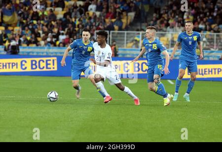 KIEV, UKRAINE - 4 SEPTEMBRE 2021 - le Coman Forward Kingsley (2e L) de France est vu en action avec les joueurs de l'Ukraine pendant la coupe du monde de la FIFA, Qatar 2022 qualification Round UEFA Group D match au NSC Olimpiyskiy, Kiev, capitale de l'Ukraine. Credit: UKRINFORM/Alamy Live News Banque D'Images