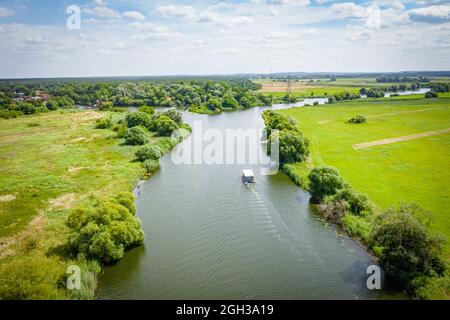 péniche aménagée sur la rivière à la campagne Banque D'Images