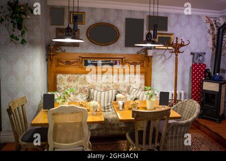 Intérieur du restaurant de style campagnard. Restaurant confortable de style français avec cadres vides pour peintures et photographies sur les murs Banque D'Images