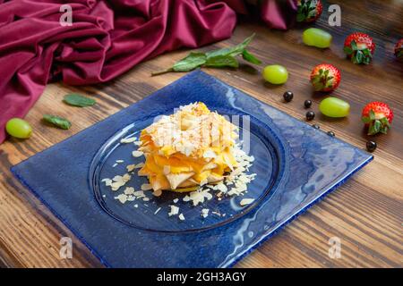 Dessert napoléon arrosé d'amandes et de thé dans la composition Banque D'Images