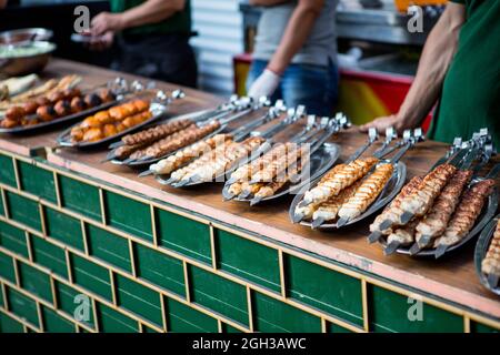 Barbecue. Kebab au shish frit à partir de viande de porc. Viande de poulet frite. Agneau sur charbon de bois Banque D'Images