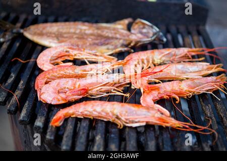 Crevettes sur le gril. Grosses crevettes royales sur le gril Banque D'Images