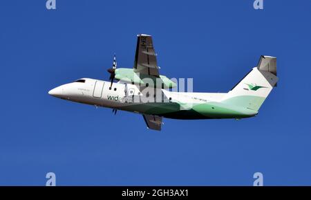 DHC-8 de Wideroe décollage de l'aéroport d'Alta, Finnmark, Norvège un après-midi ensoleillé en juin Banque D'Images