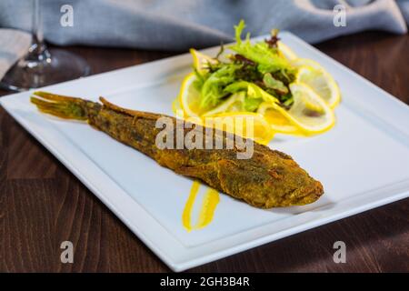 Poisson frit. Steers à poisson. Poisson frit dans de la farine avec garniture Banque D'Images