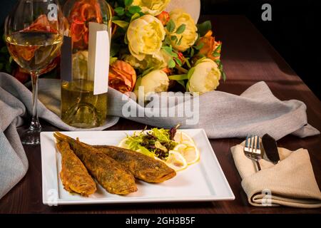 Poisson frit. Steers à poisson. Poisson frit dans de la farine avec garniture Banque D'Images