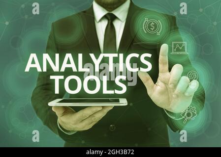 Écriture Affichage de texte Outils d'analyse. Présentation commerciale de pièces de logiciel d'analyse d'application Web utilisé pour surveiller l'homme dans le bureau debout uniforme Banque D'Images