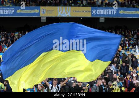 KIEV, UKRAINE - 4 SEPTEMBRE 2021 - Un grand drapeau ukrainien survole les stands lors de la coupe du monde de la FIFA, tour de qualification Qatar 2022, match du groupe D de l'UEFA contre la France au NSC Olimpiyskiy, Kiev, capitale de l'Ukraine. Credit: UKRINFORM/Alamy Live News Banque D'Images