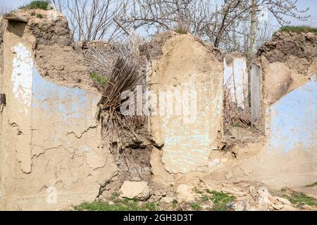 La vieille maison était en ruine. Ruines d'une maison faite de roche de coquillages, de paille et d'argile dans le village. Vieux village pauvre. Banque D'Images