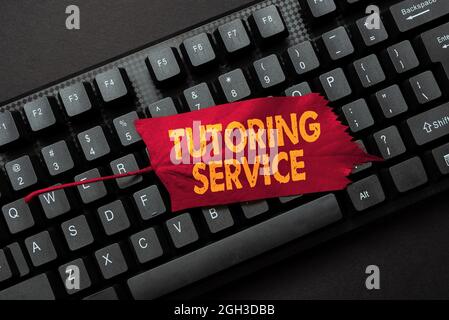 Service de tutorat de l'écriture manuscrite. Mot écrit sur l'acte d'enseigner ou d'instruire une autre branche d'apprentissage Résumé Concours de dactylographie en ligne Banque D'Images