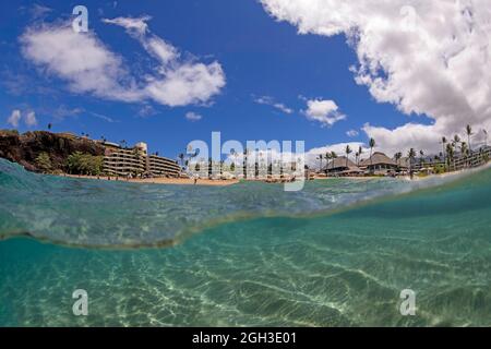 Vue partagée au niveau de l'océan sur l'extrémité nord de la célèbre plage Ka'anapali et de l'hôtel Sheraton, Maui, Hawaii. Banque D'Images