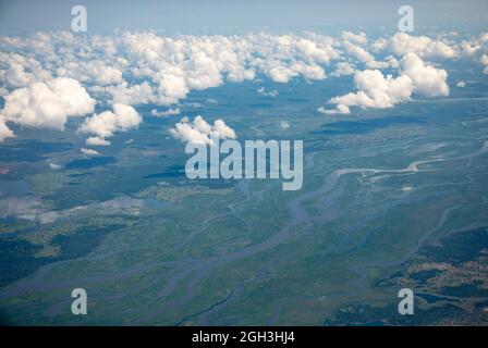 Vue aérienne du Nil blanc qui traverse le Sud-Soudan près de Juba. Banque D'Images