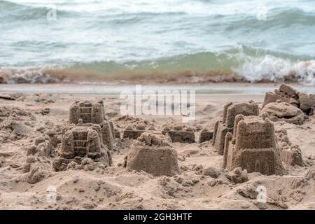 Un village de châteaux de sable à gauche abandonné sur les rives du lac Michigan dans le Michigan USA Banque D'Images