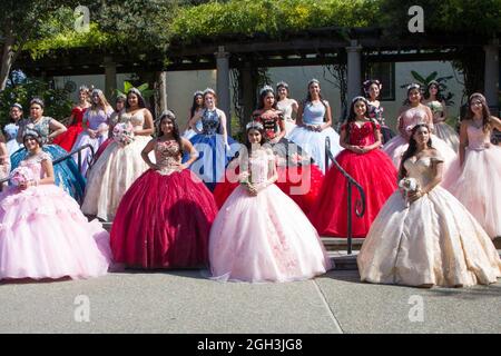 Dallas, États-Unis. 4 septembre 2021. Les filles posent pour des photos lors du Quinceanera Fashion Show à Dallas, Texas, États-Unis, le 4 septembre 2021. Le spectacle a eu lieu ici samedi dans le cadre de la 4e célébration annuelle du patrimoine hispanique de l'Arboretum de Dallas. Crédit : Dan Tian/Xinhua/Alay Live News Banque D'Images