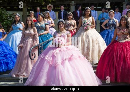 Dallas, États-Unis. 4 septembre 2021. Les filles posent pour des photos lors du Quinceanera Fashion Show à Dallas, Texas, États-Unis, le 4 septembre 2021. Le spectacle a eu lieu ici samedi dans le cadre de la 4e célébration annuelle du patrimoine hispanique de l'Arboretum de Dallas. Crédit : Dan Tian/Xinhua/Alay Live News Banque D'Images