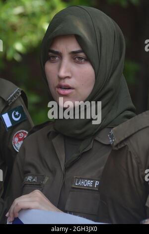 Lahore, Pakistan. 04e septembre 2021. Les femmes de la police de la circulation pakistanaise sont à bord de leurs motos et d'autres prennent part au rassemblement de mars sur la sécurité et l'autonomisation des femmes à Lahore. La police du Punjab lance une application de sécurité pour les femmes et une ligne d'aide cellulaire anti-harcèlement pour les femmes n° 1242. (Photo de Hussain Ali/Pacific Press) crédit: Pacific Press Media production Corp./Alay Live News Banque D'Images