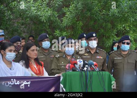 Lahore, Pakistan. 04e septembre 2021. Les femmes de la police de la circulation pakistanaise sont à bord de leurs motos et d'autres prennent part au rassemblement de mars sur la sécurité et l'autonomisation des femmes à Lahore. La police du Punjab lance une application de sécurité pour les femmes et une ligne d'aide cellulaire anti-harcèlement pour les femmes n° 1242. (Photo de Hussain Ali/Pacific Press) crédit: Pacific Press Media production Corp./Alay Live News Banque D'Images