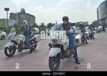 Lahore, Pakistan. 04e septembre 2021. Les femmes de la police de la circulation pakistanaise sont à bord de leurs motos et d'autres prennent part au rassemblement de mars sur la sécurité et l'autonomisation des femmes à Lahore. La police du Punjab lance une application de sécurité pour les femmes et une ligne d'aide cellulaire anti-harcèlement pour les femmes n° 1242. (Photo de Hussain Ali/Pacific Press) crédit: Pacific Press Media production Corp./Alay Live News Banque D'Images