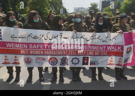 Lahore, Pakistan. 04e septembre 2021. Les femmes de la police de la circulation pakistanaise sont à bord de leurs motos et d'autres prennent part au rassemblement de mars sur la sécurité et l'autonomisation des femmes à Lahore. La police du Punjab lance une application de sécurité pour les femmes et une ligne d'aide cellulaire anti-harcèlement pour les femmes n° 1242. (Photo de Hussain Ali/Pacific Press) crédit: Pacific Press Media production Corp./Alay Live News Banque D'Images