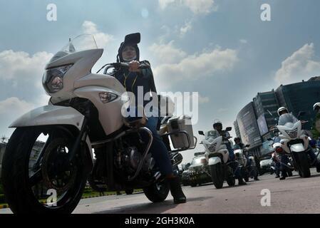 Lahore, Pakistan. 04e septembre 2021. Les femmes de la police de la circulation pakistanaise sont à bord de leurs motos et d'autres prennent part au rassemblement de mars sur la sécurité et l'autonomisation des femmes à Lahore. La police du Punjab lance une application de sécurité pour les femmes et une ligne d'aide cellulaire anti-harcèlement pour les femmes n° 1242. (Photo de Hussain Ali/Pacific Press) crédit: Pacific Press Media production Corp./Alay Live News Banque D'Images