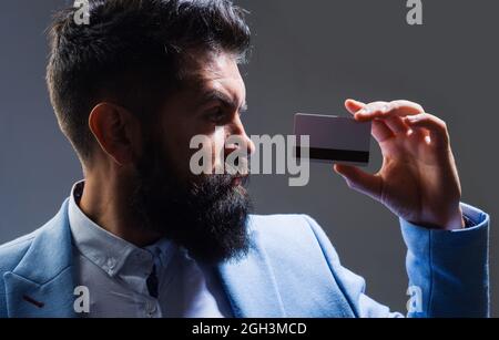 Carte de crédit. Argent et finances. Homme d'affaires en costume avec carte de crédit. Paiement. Concept bancaire. Banque D'Images