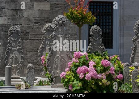 Une vue rapprochée du cimetière de la mosquée de Suleymaniye avec ses sculptures en pierre tombale à Istanbul, en Turquie Banque D'Images