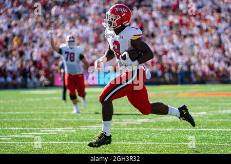 Maryland Terrapins Tight End Chigoziem Okonkwo (9) marque un touchdown lors du match de football universitaire NCAA entre la Virginie occidentale et le Maryland le samedi 4 septembre 2021 à Capital One Field au Maryland Stadium à College Park, MD. Jacob Kupferman/CSM Banque D'Images