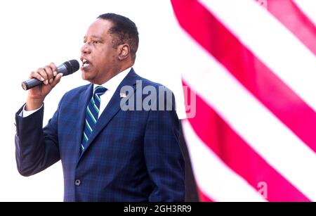 Westminster, Californie, États-Unis. 04e septembre 2021. LARRY ELDER, le principal challenger républicain lors de l'élection de rappel du gouverneur de Californie, Gavin Newsom, présente son argument pour « Yes on Recall » dans le parking de l'Asian Garden Mall. (Credit image: © Brian Cahn/ZUMA Press Wire) Banque D'Images