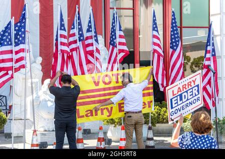 Westminster, Californie, États-Unis. 04e septembre 2021. Une scène est préparée dans un parking de l'Asian Garden Mall. Pour un discours de Larry Elder, le principal challenger républicain à l'élection de rappel du gouverneur de Californie Gavin Newsom.(Credit image: © Brian Cahn/ZUMA Press Wire) Banque D'Images