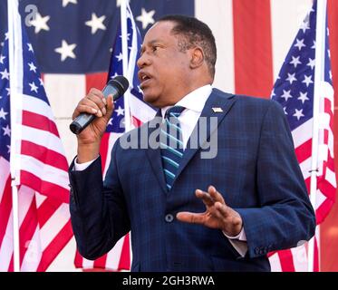 Westminster, Californie, États-Unis. 04e septembre 2021. LARRY ELDER, le principal challenger républicain lors de l'élection de rappel du gouverneur de Californie, Gavin Newsom, présente son argument pour « Yes on Recall » dans le parking de l'Asian Garden Mall. (Credit image: © Brian Cahn/ZUMA Press Wire) Banque D'Images