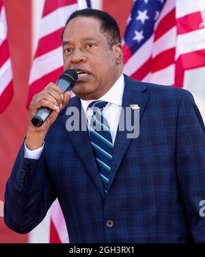 Westminster, Californie, États-Unis. 04e septembre 2021. LARRY ELDER, le principal challenger républicain lors de l'élection de rappel du gouverneur de Californie, Gavin Newsom, présente son argument pour « Yes on Recall » dans le parking de l'Asian Garden Mall. (Credit image: © Brian Cahn/ZUMA Press Wire) Banque D'Images