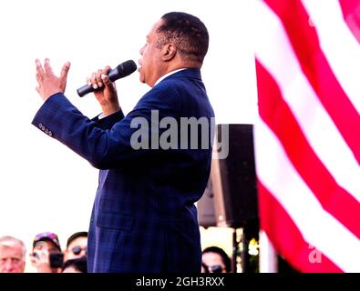 Westminster, Californie, États-Unis. 04e septembre 2021. LARRY ELDER, le principal challenger républicain lors de l'élection de rappel du gouverneur de Californie, Gavin Newsom, présente son argument pour « Yes on Recall » dans le parking de l'Asian Garden Mall. (Credit image: © Brian Cahn/ZUMA Press Wire) Banque D'Images