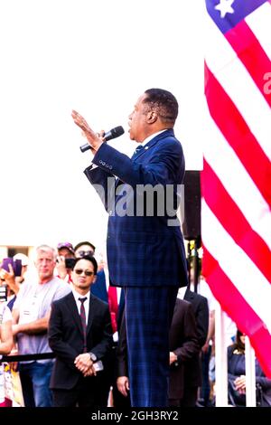 Westminster, Californie, États-Unis. 04e septembre 2021. LARRY ELDER, le principal challenger républicain lors de l'élection de rappel du gouverneur de Californie, Gavin Newsom, présente son argument pour « Yes on Recall » dans le parking de l'Asian Garden Mall. (Credit image: © Brian Cahn/ZUMA Press Wire) Banque D'Images