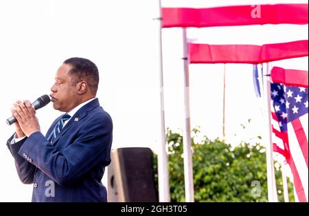 Westminster, Californie, États-Unis. 04e septembre 2021. LARRY ELDER, le principal challenger républicain lors de l'élection de rappel du gouverneur de Californie, Gavin Newsom, présente son argument pour « Yes on Recall » dans le parking de l'Asian Garden Mall. (Credit image: © Brian Cahn/ZUMA Press Wire) Banque D'Images