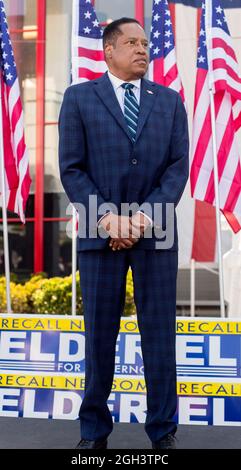 Westminster, Californie, États-Unis. 04e septembre 2021. LARRY ELDER, le principal challenger républicain lors de l'élection de rappel du gouverneur de Californie, Gavin Newsom, présente son argument pour « Yes on Recall » dans le parking de l'Asian Garden Mall. (Credit image: © Brian Cahn/ZUMA Press Wire) Banque D'Images
